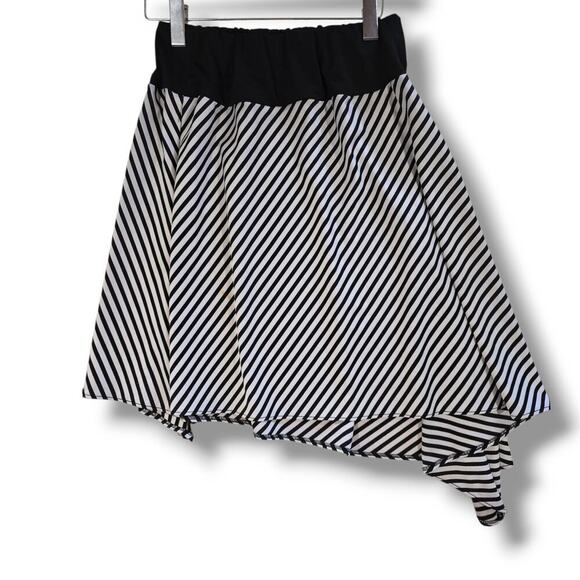 Larry Levine women's black and white pullover asymmetrical skirt - size 8 - Picture 3 of 7